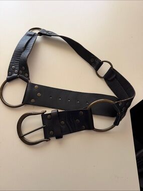 Women,s Black Leather Ring-Detail Belt, size L